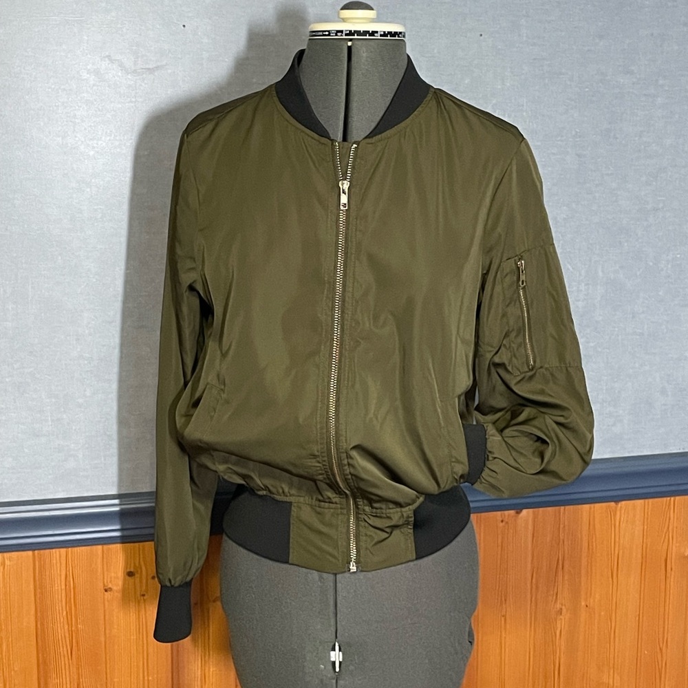 🔥3 for $15 Sale- EUC- Lightweight olive bomber jacket
